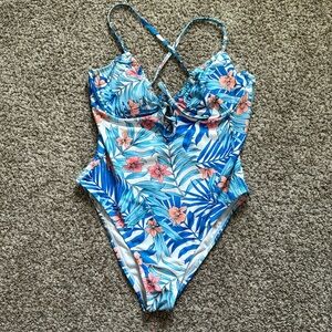Mynah Women’s One Piece Blue Floral Swimsuit‎ Large